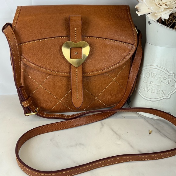 Dooney‎ & Bourke Tan Leather Crossbody Flap Saddle Bag Gold Heart Clasp Vintage - Picture 3 of 12